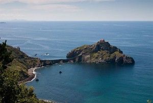 Una ermita suspendida sobre el mar