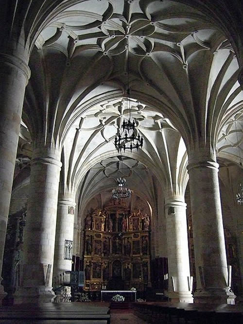 Interior de la Concatedral de San Pedro Interior de la Concatedral de San Pedro