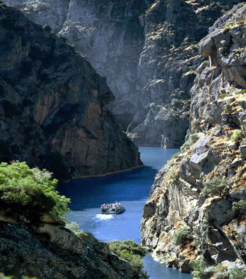 Un paseo en barco a través del Duero entre las Peñas
