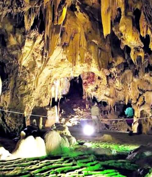 En el interior de la Gruta de Arbedales