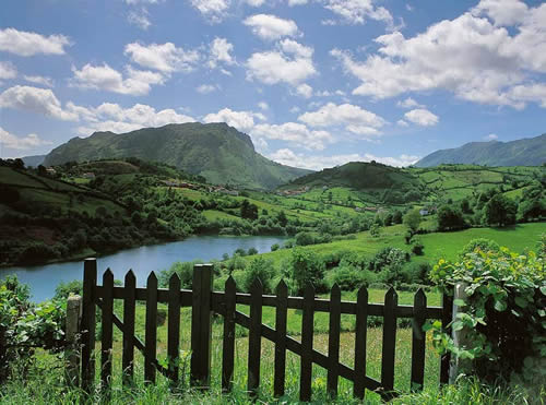 El embalse de los Alfilorios, en Morcín El embalse de los Alfilorios, en Morcín