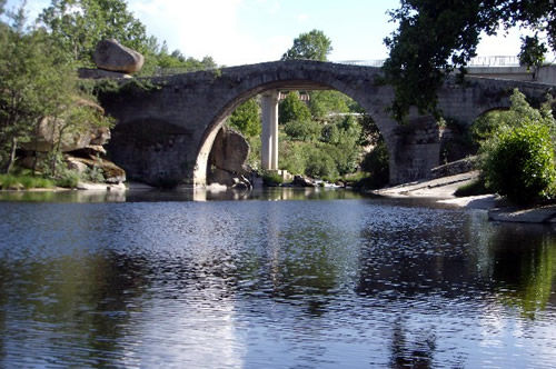Puente histórico sobre el río