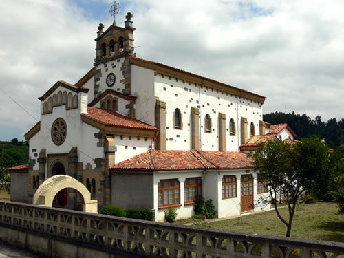 Iglesia de San Cipriano, punto desde donde comienza el camino hacia la Gruta