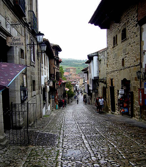 Santilla del Mar, un pueblo historico envuelto de Naturaleza