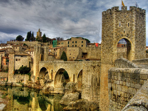 Puente de acceso a la villa medieval de Besalu