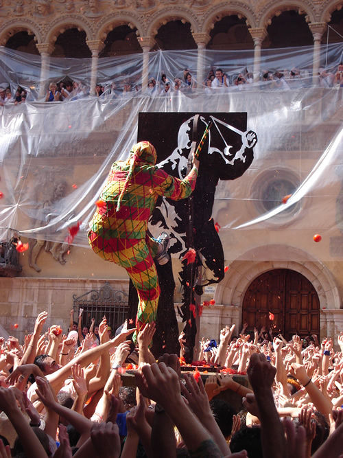 El Cipotegato subiendo triunfante a la escultura El Cipotegato de Tarazona