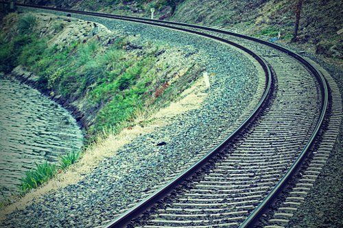 Vía costera de tren en Galicia