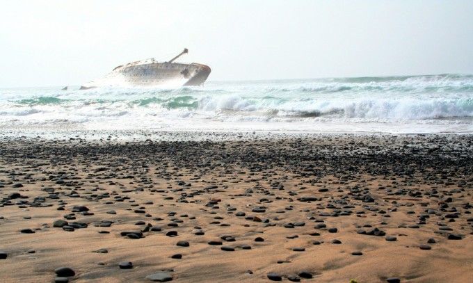 Barco American star varado en la Playa de Garcey