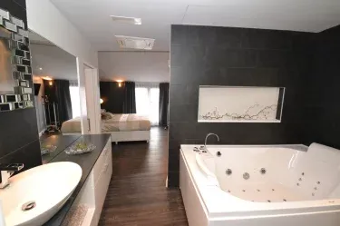 Apartamentos Rojo y Naranja