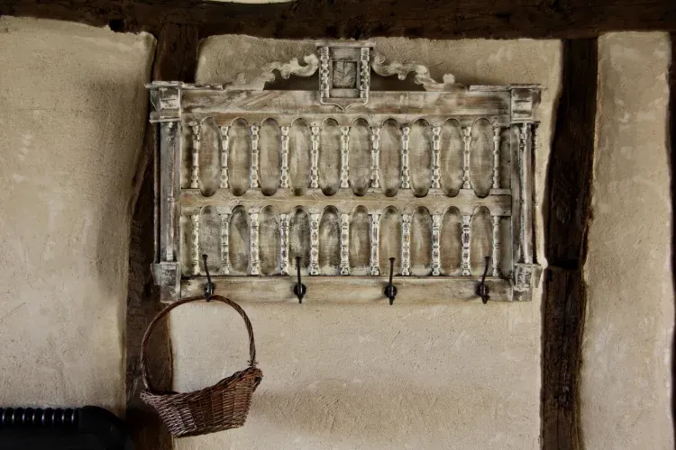 Platero rústico antiguo de madera tallada en pared de piedra