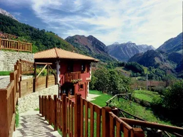 Casas rurales y apartamentos La Riba