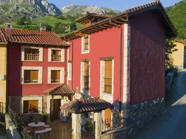 Apartamentos y Casa Rural La Regoria