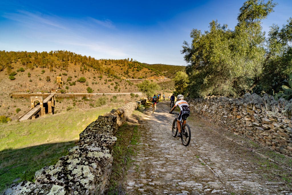 Descenso por la calzada hacia el puente romano de Alcántara. Por Javier Flores