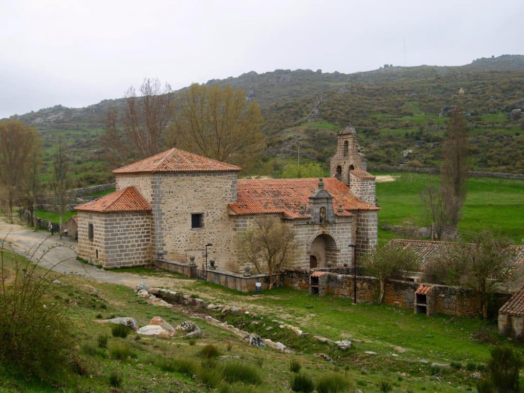 01 La ermita de Nuestra Señora de las Fuentes marca un punto de encuentro comunitario desde hace siglos. Por Juan Pablo López.