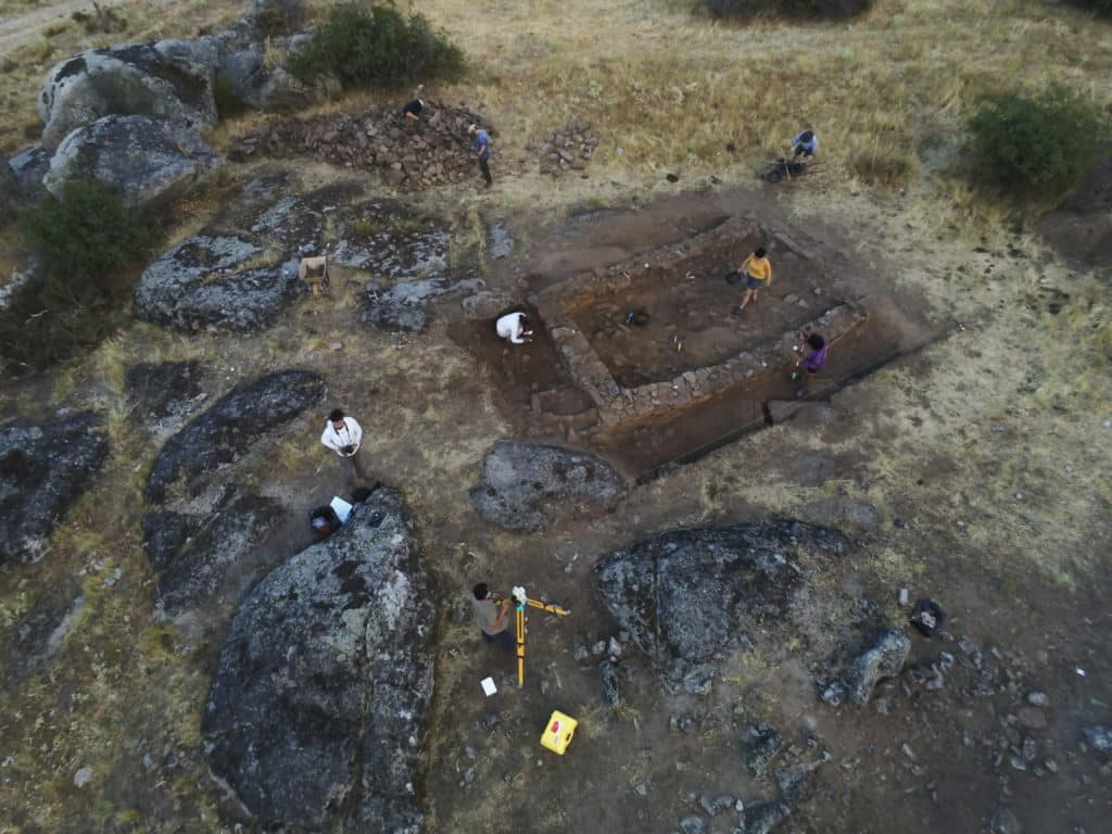 02 Arqueólogos en el yacimiento de La Coba, centro político y religioso desde hace siglos durante la supuesta Edad Oscura. Por Juan Pablo López.