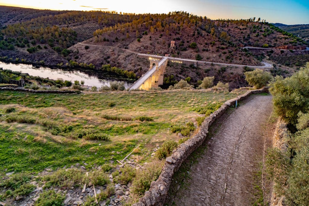 Calzada que baja de las murallas al puente romano de Alcántara. Por Javier Flores