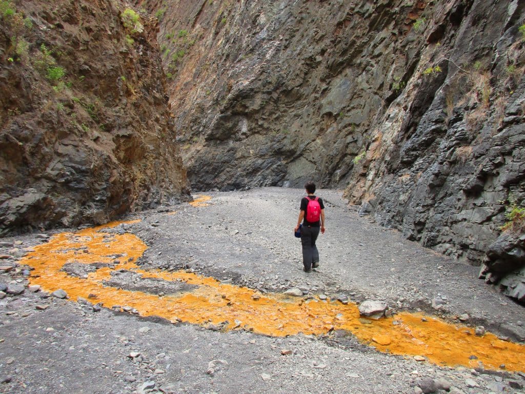 Por el barranco de Rivanceras, en la Caldera de Taburiente