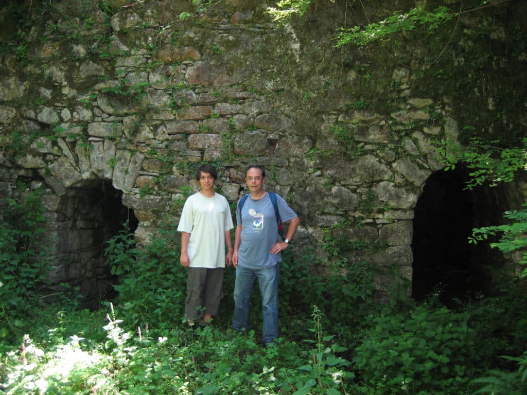 Unai y Xabier Cabezón ante los restos de la ferrería de Plazaola