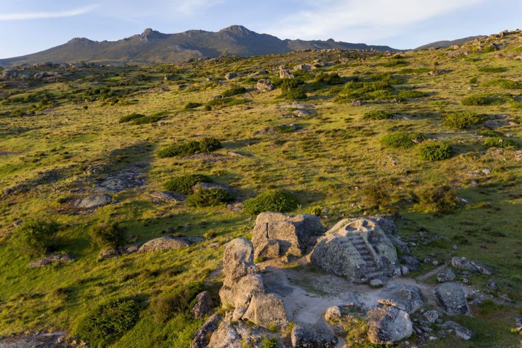 Altar de Ulaca excavado en la roca, alineado con el Risco del Sol (al fondo). Por Ricardo Muñoz.