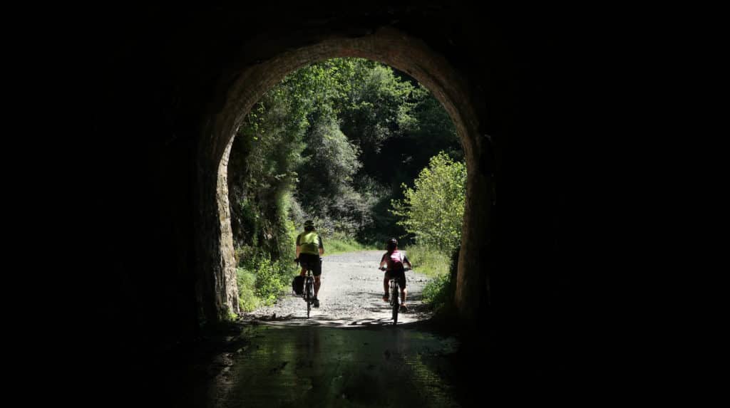 Entre Andoain y Pamplona atravesamos túneles bien acondicionados. Por Ander Izagirre.