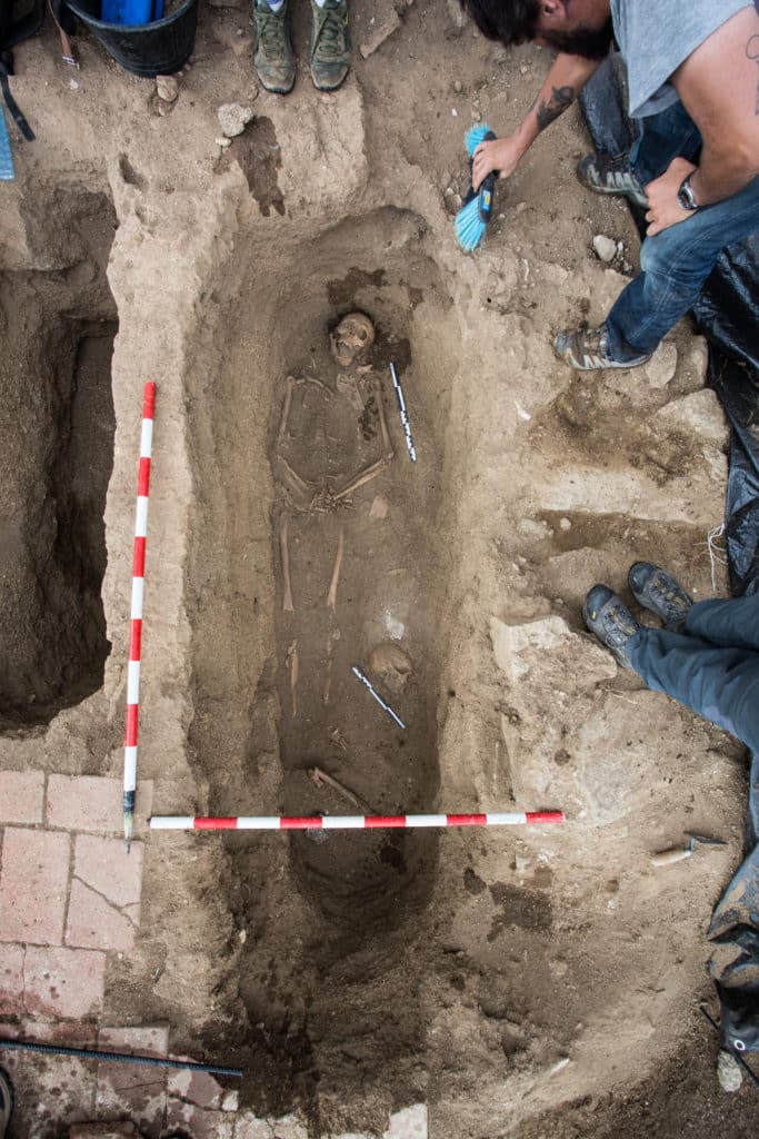 Excavaciones en San Juan del Olmo. Por Ramón López Farinós.