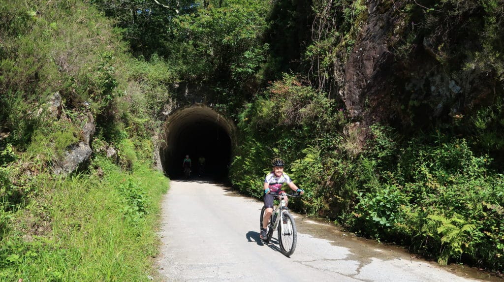 Entre Andoain y Pamplona atravesamos túneles bien acondicionados. Por Ander Izagirre.
