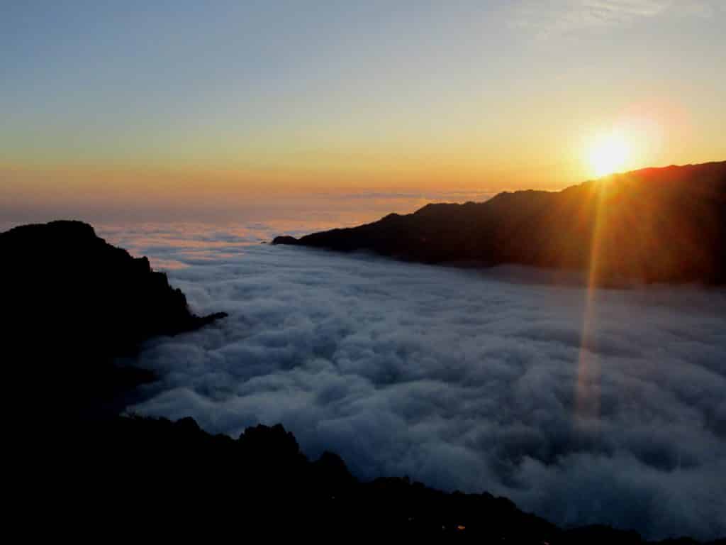 Los alisios llenan de niebla la Caldera de Taburiente