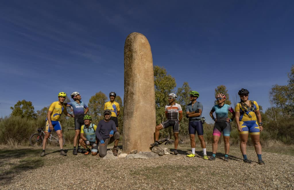 El menhir del Cabezo, un monumento quizá funerario, sexual, telúrico, solar, territorial. Por Javier Flores