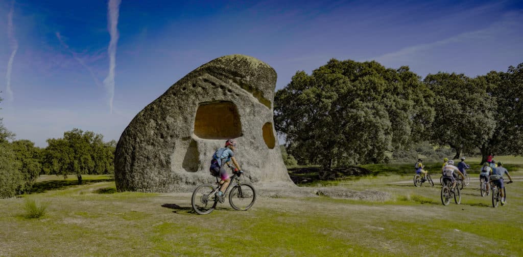 La Peña Buraca, peña agujereada, en la necrópolis de Piedras Albas. Por Javier Flores