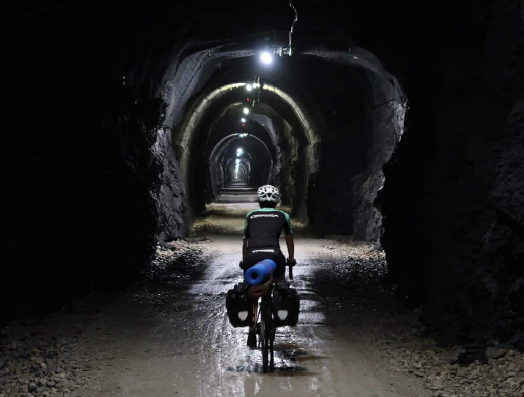 El túnel de Uitzi, bien iluminado, pasa de la vertiente cantábrica a la mediterránea en 2,6 km.