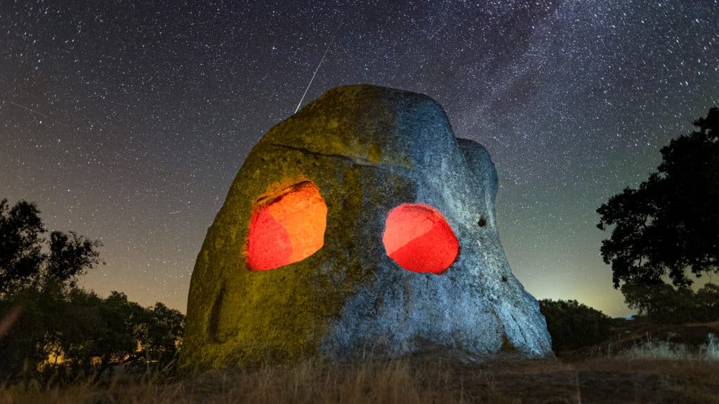 La Peña Buraca, peña agujereada, en la necrópolis de Piedras Albas. Por Javier Flores