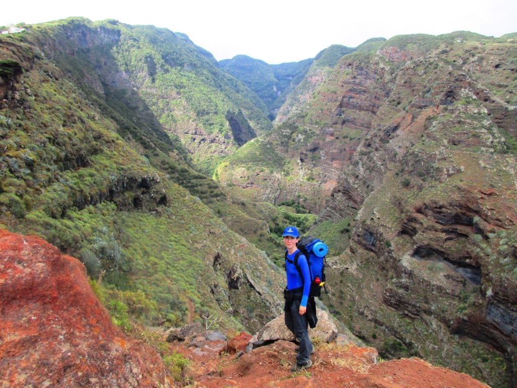La erosión talla barrancos profundos en la isla volcánica de La Palma
