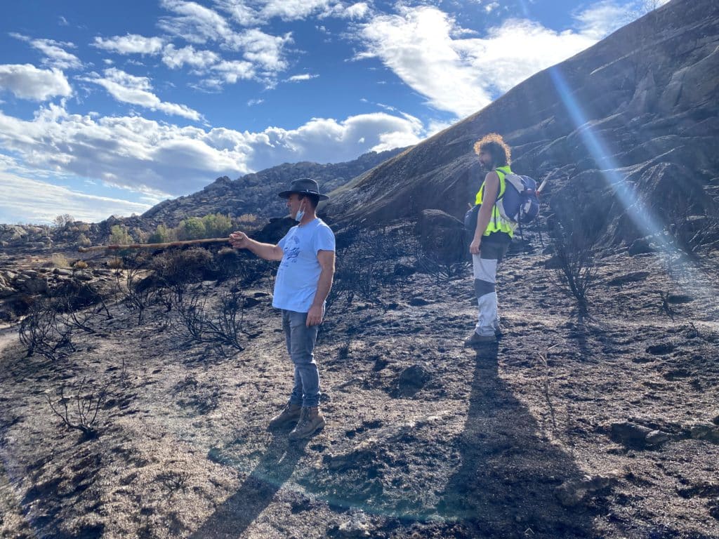 Un paisano guía a los arqueólogos durante el repaso de los daños del incendio (Foto Juan Pablo López)