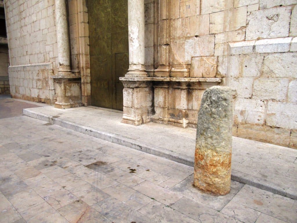 Este miliario romano de la Vía Augusta apareció en los campos de olivos de La Jana. Por Ander Izagirre