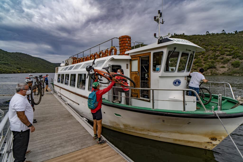 En el Barco del Tajo se puede navegar de Herrera a Cedillo. Por Javier Flores