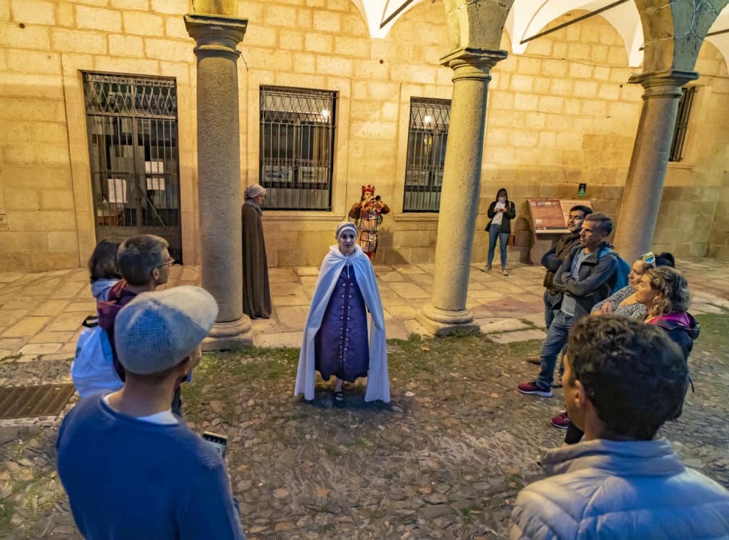 En las calles de Valencia de Alcántara representan la expulsión de los judíos. Por Javier Flores