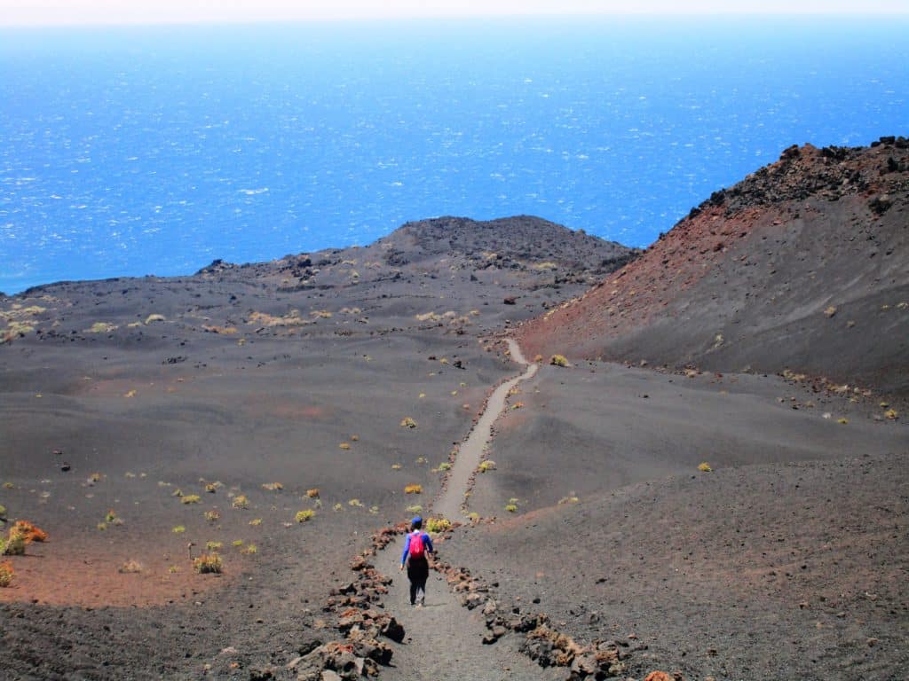 Descenso del volcán Teneguía al mar