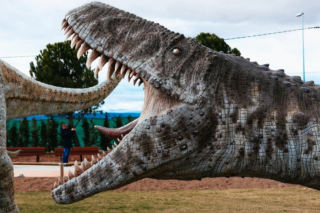 Escultura de un Torvosaurus en el parque temático Dinópolis
