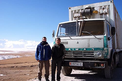 Lluís con un camionero en Kirguistán