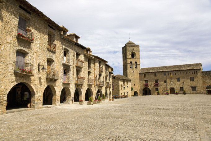 24 pueblos medievales y preciosos en España A%C3%ADnsa.-Huesca-680x454