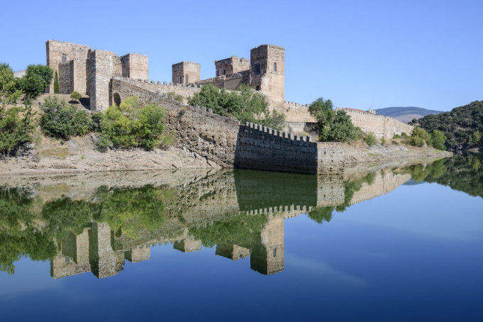 24 pueblos medievales y preciosos en España Buitrago-de-Lozoya-680x454