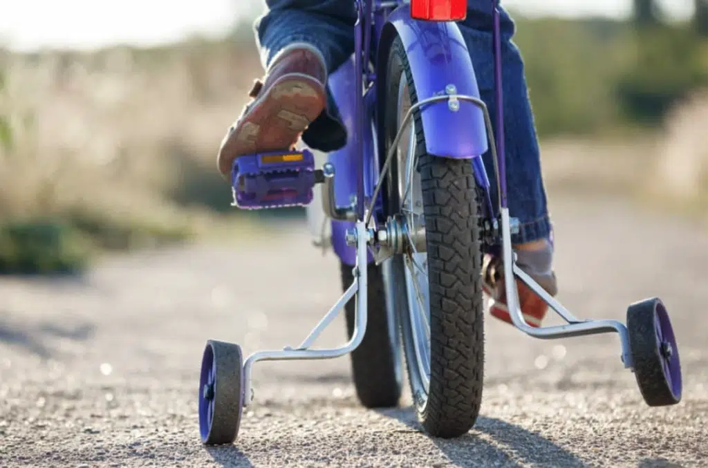Niño en bici. Por luckyraccoon