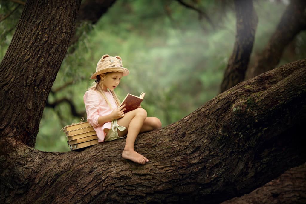 Niña leyendo un libro