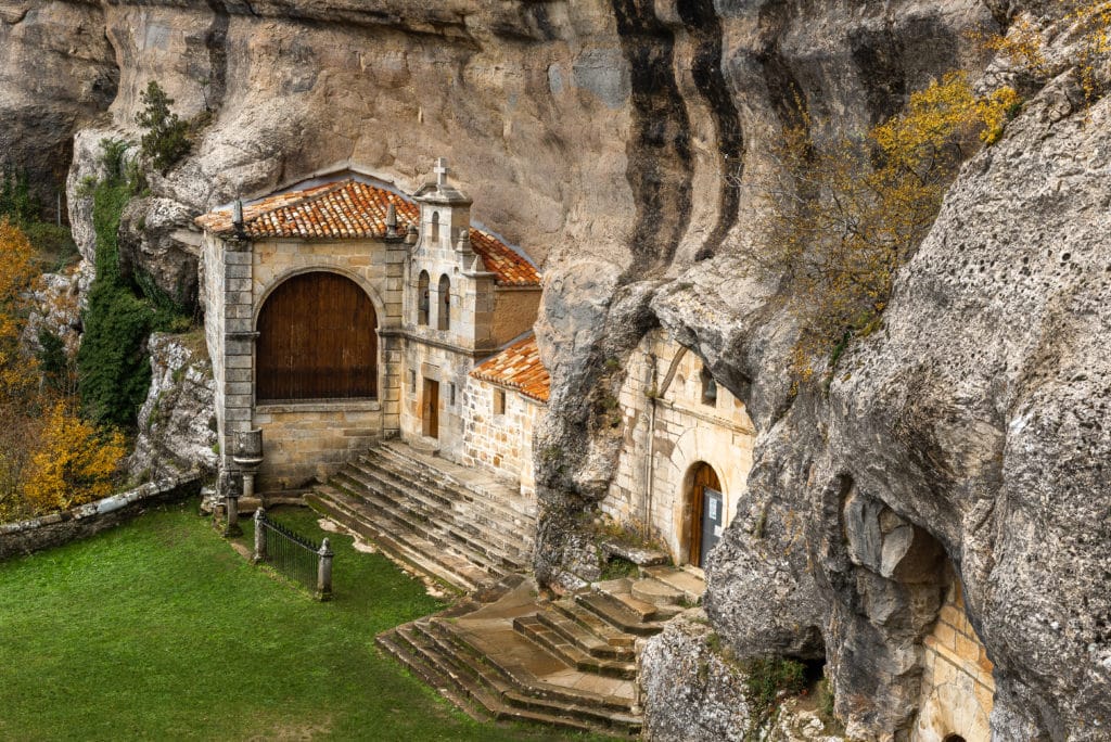 Ermita de Ojo Guareña. Una de las iglesias incrustadas en la roca más populares