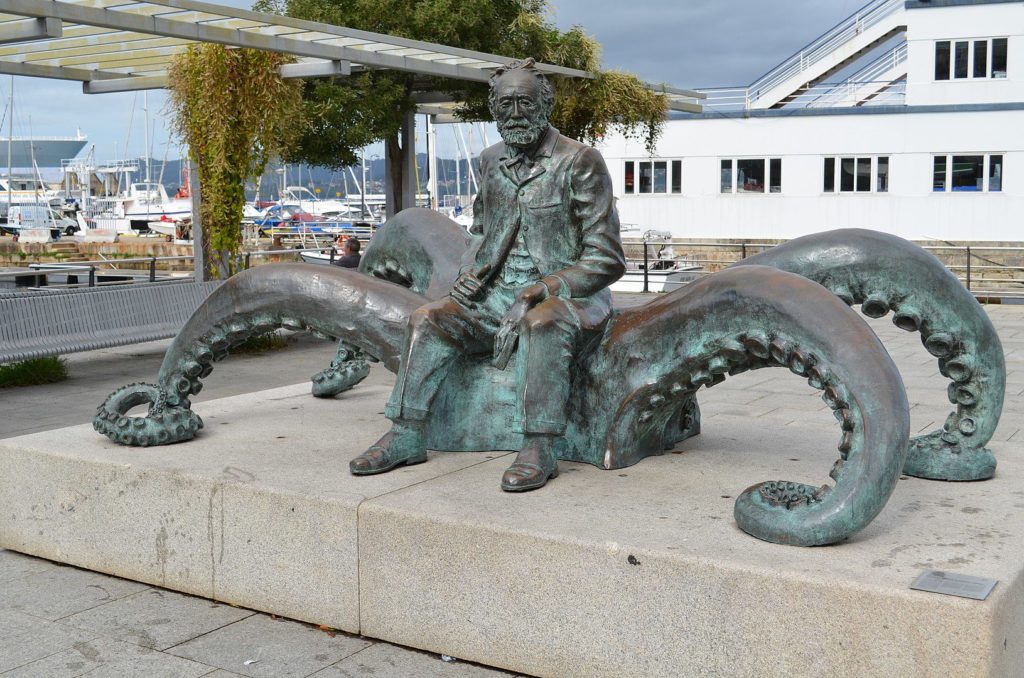 Escultura de Julio Verne en el puerto de Vigo