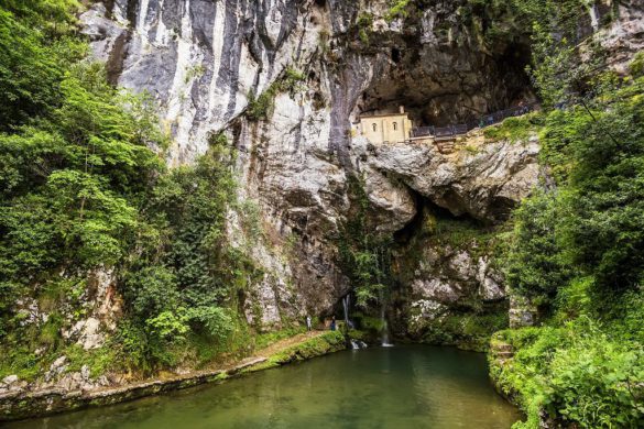 Una virgen que vive en una cueva y otras razones por las que visitar Covadonga