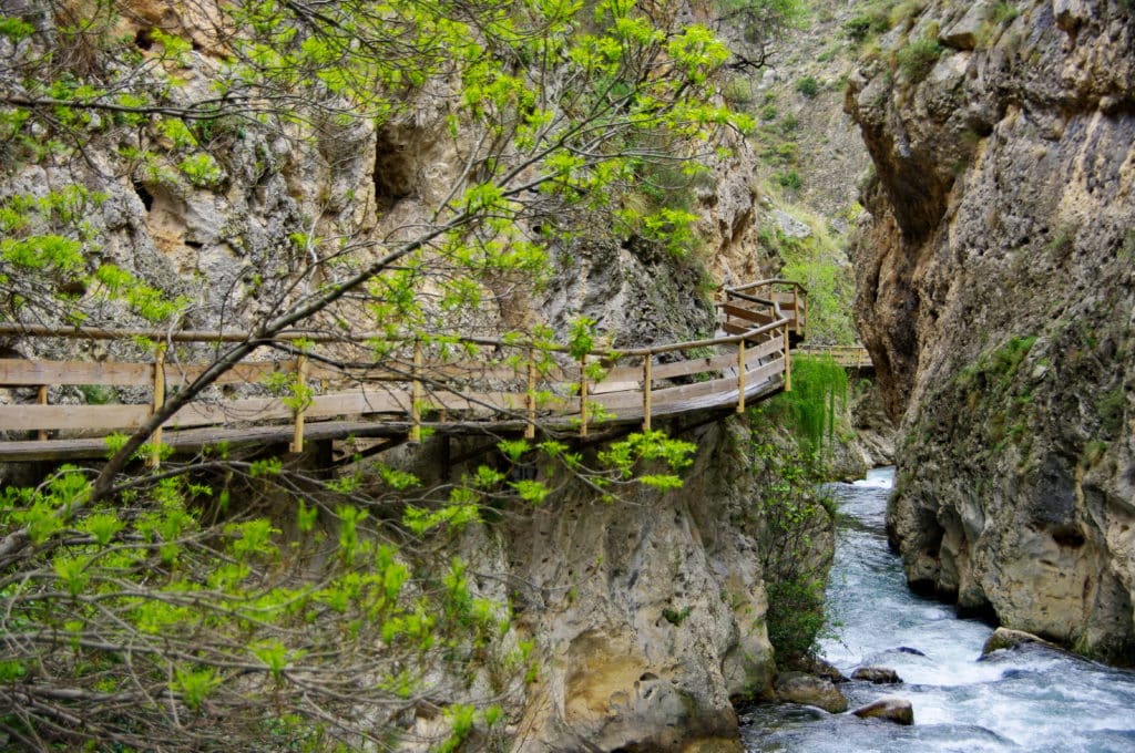 Passerelle en bois accrochée à la montagne