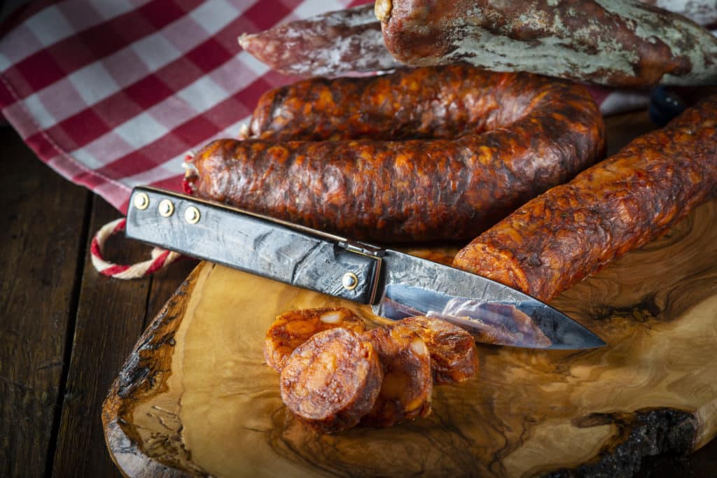 Embutido ibérico de carne de cerdo chorizo, salami, salchichón, morcilla,  lomo, lengua con navaja artesanal.