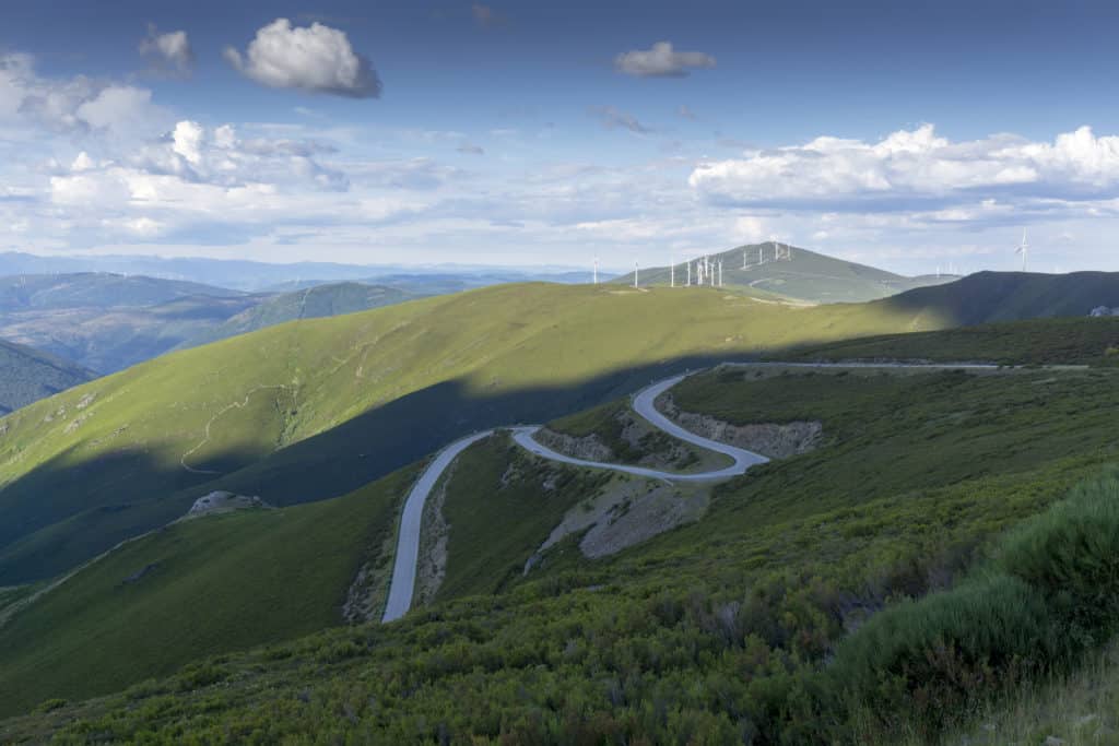 Valle del Silencio. El Bierzo. León. Carretera de curvas de montaña.