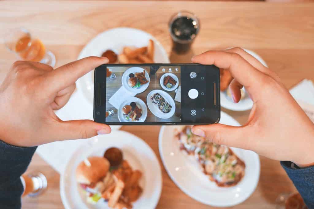 Un smartphone con tapa, el primero en contar con la cámara más luminosa en  un móvil